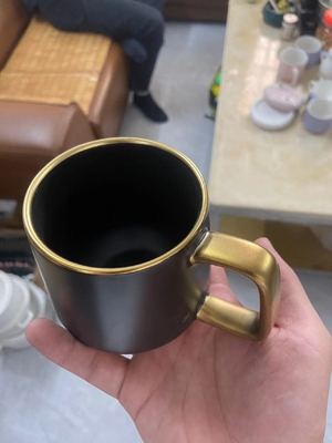Máquina de recubrimiento de nitruro de titanio al vacío PVD de alta tasa de ionización para el hardware de iluminación del marco de la puerta de acero inoxidable