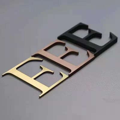 Máquina de recubrimiento al vacío PVD para logotipos de automóviles con recubrimiento de espejo brillante, fuerte adhesión y sistema de control totalmente automático
