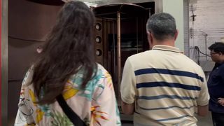 Un cliente de Irán comprueba muestras recubiertas de PVD después de las pruebas